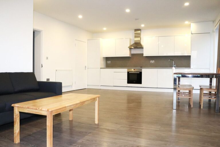 2 bed flat to rent in canning town with remax real estate agents london